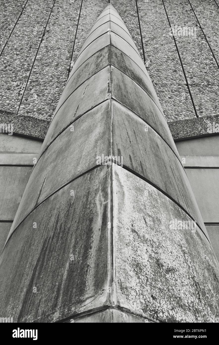 Architettura Brutalista astratta dettaglio di un ponte con Pebbledash Texture Foto Stock