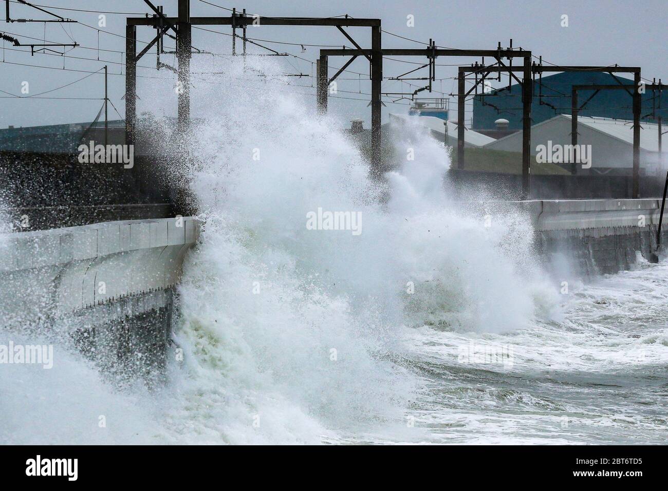 Saltcoats, Regno Unito. 23 maggio 2020. Forti galere con velocità del vento oltre 65 mph hanno costeggiato la costa occidentale della Scozia a Saltcoats. Questo è in contrasto con alcune parti del Regno Unito che ancora godono di temperature elevate e un sole maggio Bank tempo di festa. Credit: Findlay/Alamy Live News Foto Stock