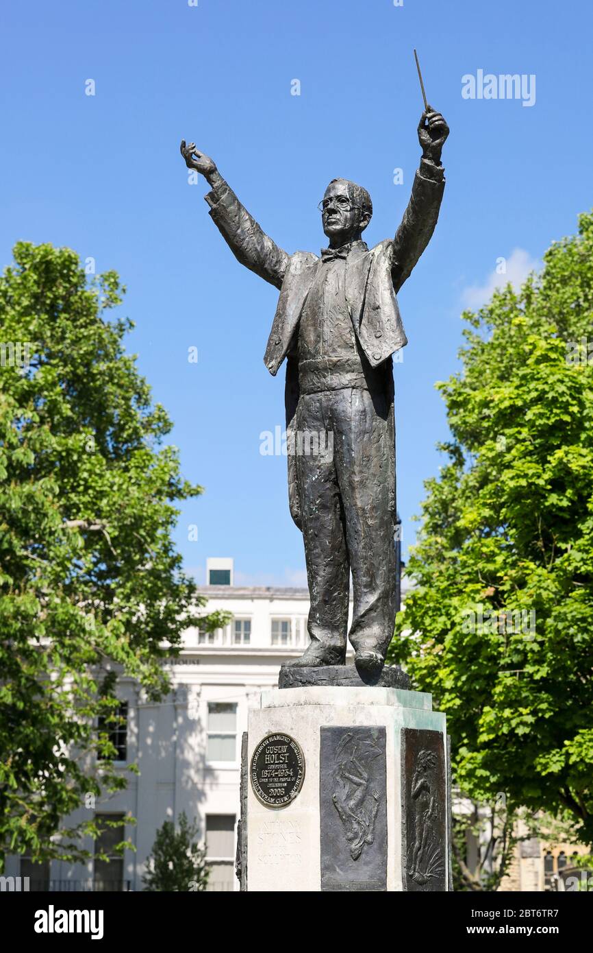 Monumento statua in bronzo del compositore inglese Gustav Holst in Imperial Gardens Cheltenham UK Foto Stock