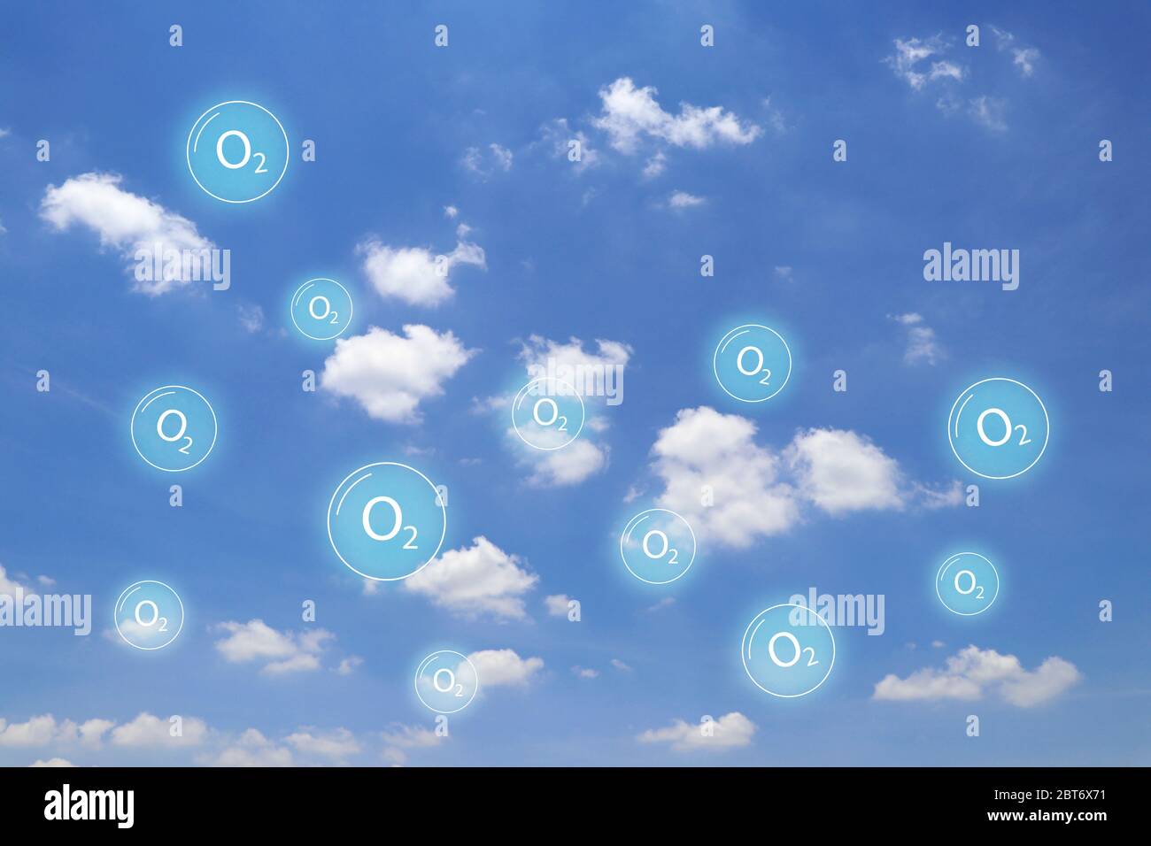 Nuvola e cielo blu con simboli di ossigeno che galleggiano intorno. Ossigeno che galleggia nell'aria. Foto Stock