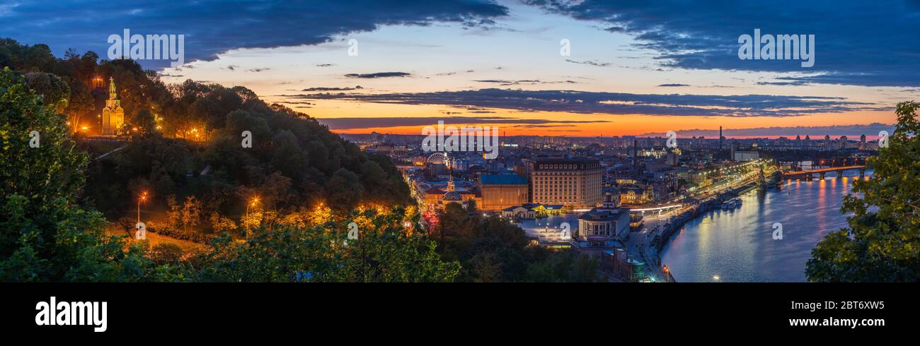 Vista del quartiere di Podil al tramonto dal New Pedestrian e dal Ponte della bicicletta a Kiev, Ucraina Foto Stock