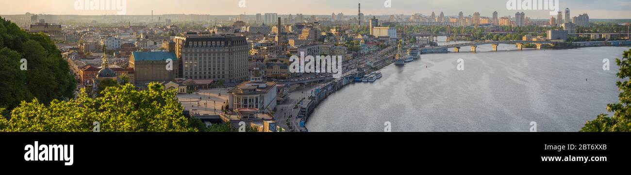Vista dell'argine e dei ponti di Kiev dal nuovo ponte pedonale e bicicletta a Kiev, Ucraina Foto Stock