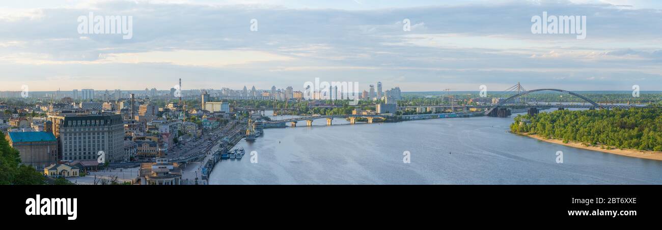 Vista dell'argine e dei ponti di Kiev dal nuovo ponte pedonale e bicicletta a Kiev, Ucraina Foto Stock