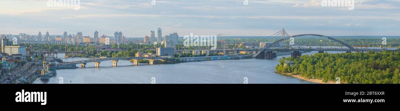 Vista dell'argine e dei ponti di Kiev dal nuovo ponte pedonale e bicicletta a Kiev, Ucraina Foto Stock