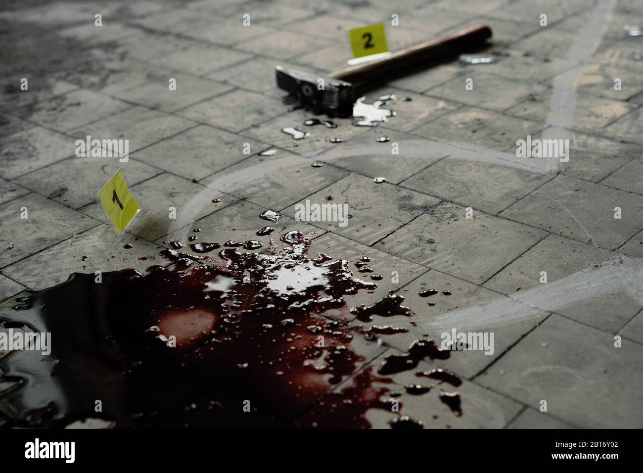 Indagini sulla scena del crimine, profilo in gesso del corpo della vittima, sangue e martello. Foto Stock