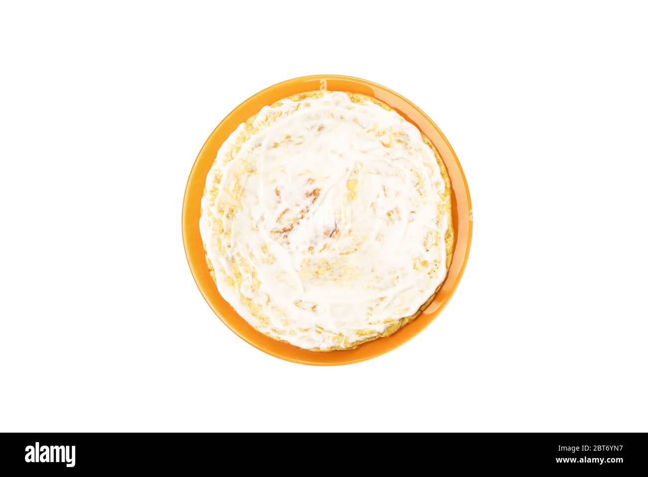 Lubrificare la frittella di avena finita con yogurt. Cottura di frittelle di farinata d'avena con ripieno. Disposizione piatta. Spazio di copia. Foto Stock