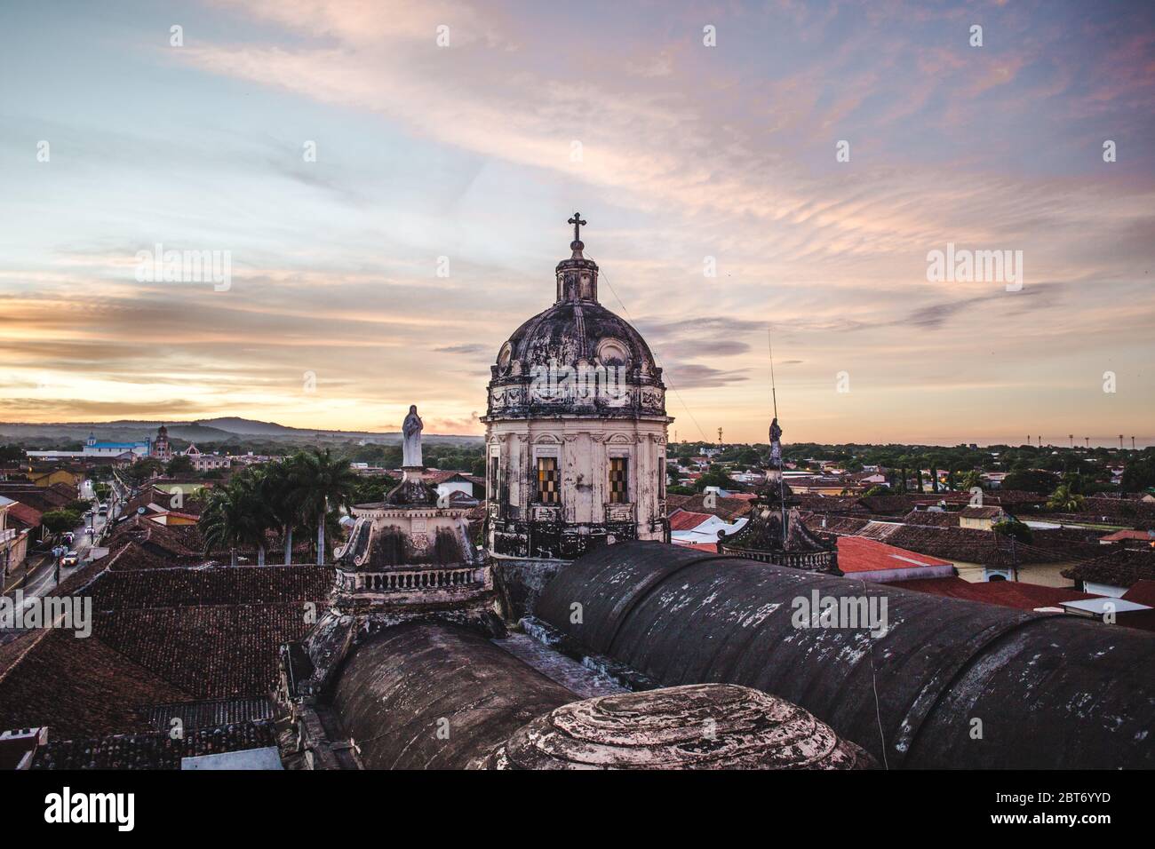 Splendida chiesa in stile barocco con cupola guglia della Iglesia la Merced a Granada, Nicaragua durante un tramonto viola Foto Stock