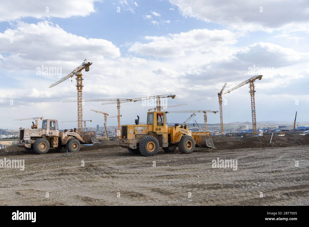Urumqi, la regione autonoma cinese di Xinjiang Uygur. 23 maggio 2020. I bulldozer conducono lavori di riempimento nel cantiere per il progetto di espansione dell'aeroporto internazionale di Urumqi Diwopu a Urumqi, regione autonoma Xinjiang Uygur, nella Cina nord-occidentale, il 23 maggio 2020. Il progetto comprende un nuovo terminal di 500,000 metri quadrati, due piste di oltre 3,000 metri, un centro di trasporto integrato fino a 92,700 metri quadrati, un parcheggio di oltre 250,000 metri quadri e attrezzature ausiliarie. Il progetto dovrebbe essere completato entro il 2023. Credit: Ding Lei/Xinhua/Alamy Live News Foto Stock