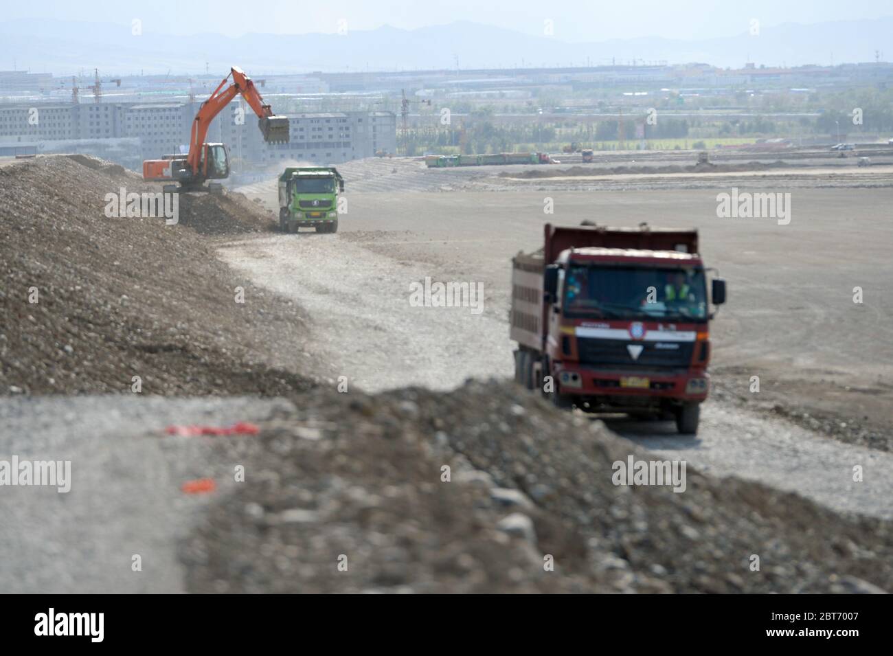 Urumqi, la regione autonoma cinese di Xinjiang Uygur. 23 maggio 2020. I camion effettuano lavori di riempimento presso il cantiere per il progetto di espansione dell'aeroporto internazionale di Urumqi Diwopu a Urumqi, regione autonoma Xinjiang Uygur, nella Cina nord-occidentale, il 23 maggio 2020. Il progetto comprende un nuovo terminal di 500,000 metri quadrati, due piste di oltre 3,000 metri, un centro di trasporto integrato fino a 92,700 metri quadrati, un parcheggio di oltre 250,000 metri quadri e attrezzature ausiliarie. Il progetto dovrebbe essere completato entro il 2023. Credit: Ding Lei/Xinhua/Alamy Live News Foto Stock