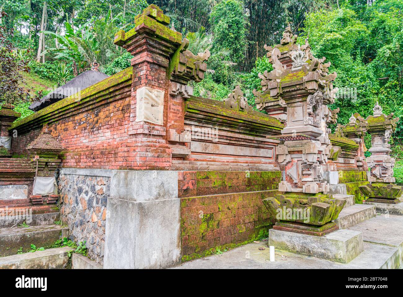 Tradizionale tempio balinesiano in una foresta su un lato della piantagione di riso, Ubud Bali Foto Stock