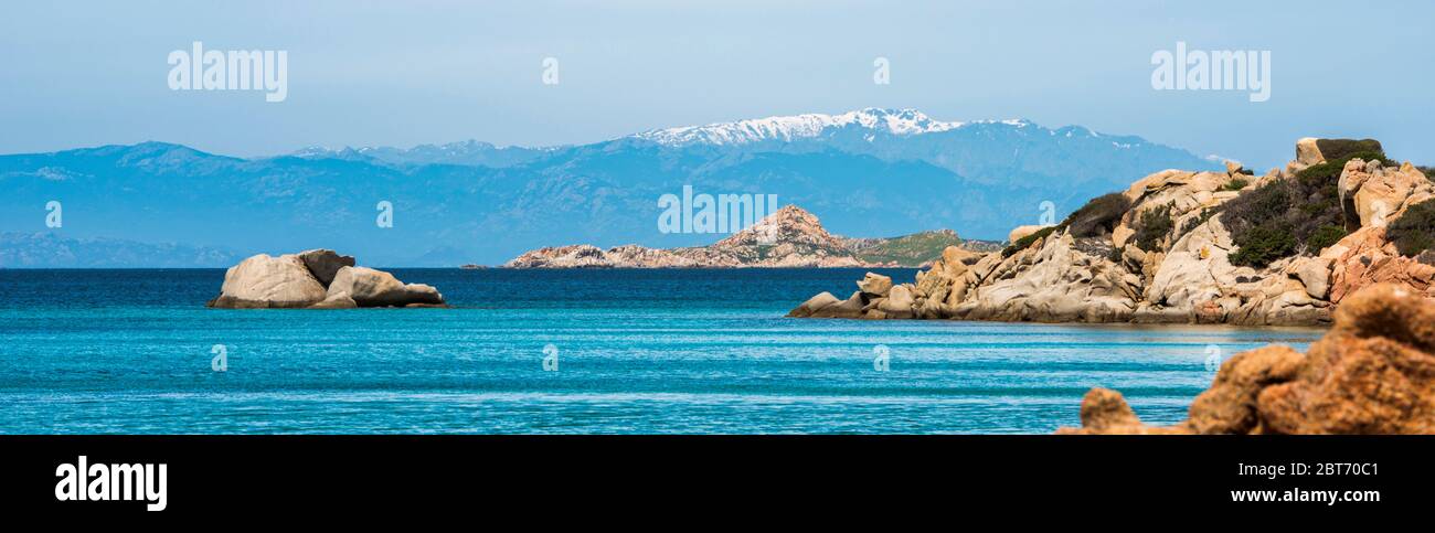 La bellissima isola della Maddalena , confrontato con il maledives, con il blu del mare e le montagne come sfondo, il viaggio qui in traghetto da Palau Foto Stock