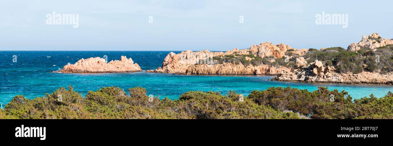 baia con acqua blu sull'isola di maddalena, si raggiunge l'isola con il traghetto da palu in sardegna Foto Stock