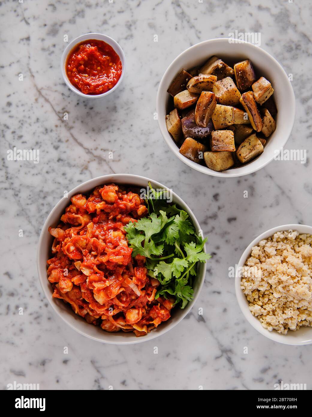 Ingredienti sani della ciotola del grano con ceci, melanzane e miglio Foto Stock