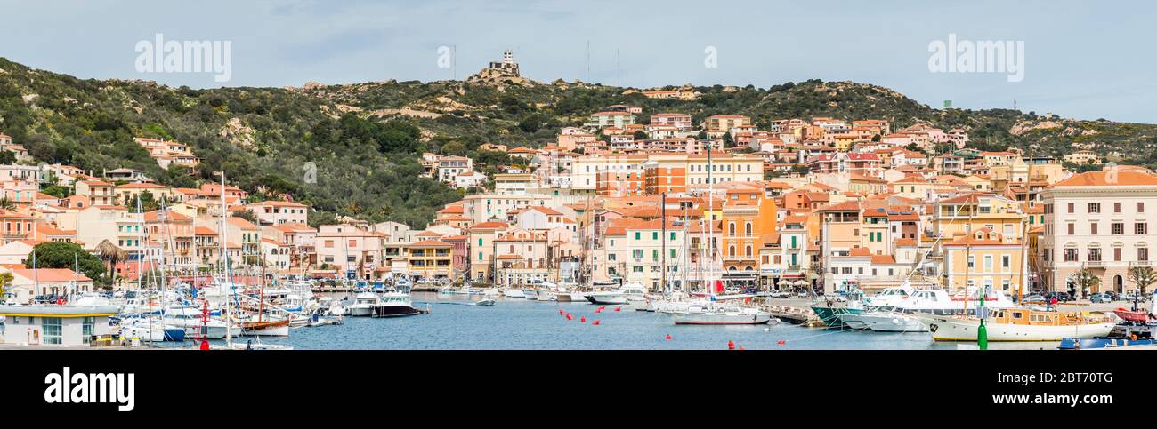 La Maddalena paese visto dall'acqua dell'isola di la Maddalena, Sardegna, Italia, si arriva a quest'isola con il traghetto da Palua sull'isola italiana della sardegna Foto Stock