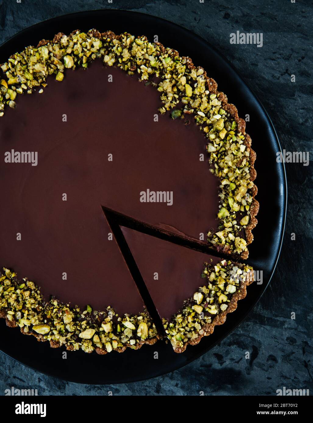 crostata di cioccolato fondente con guarnizione a pistacchio Foto Stock