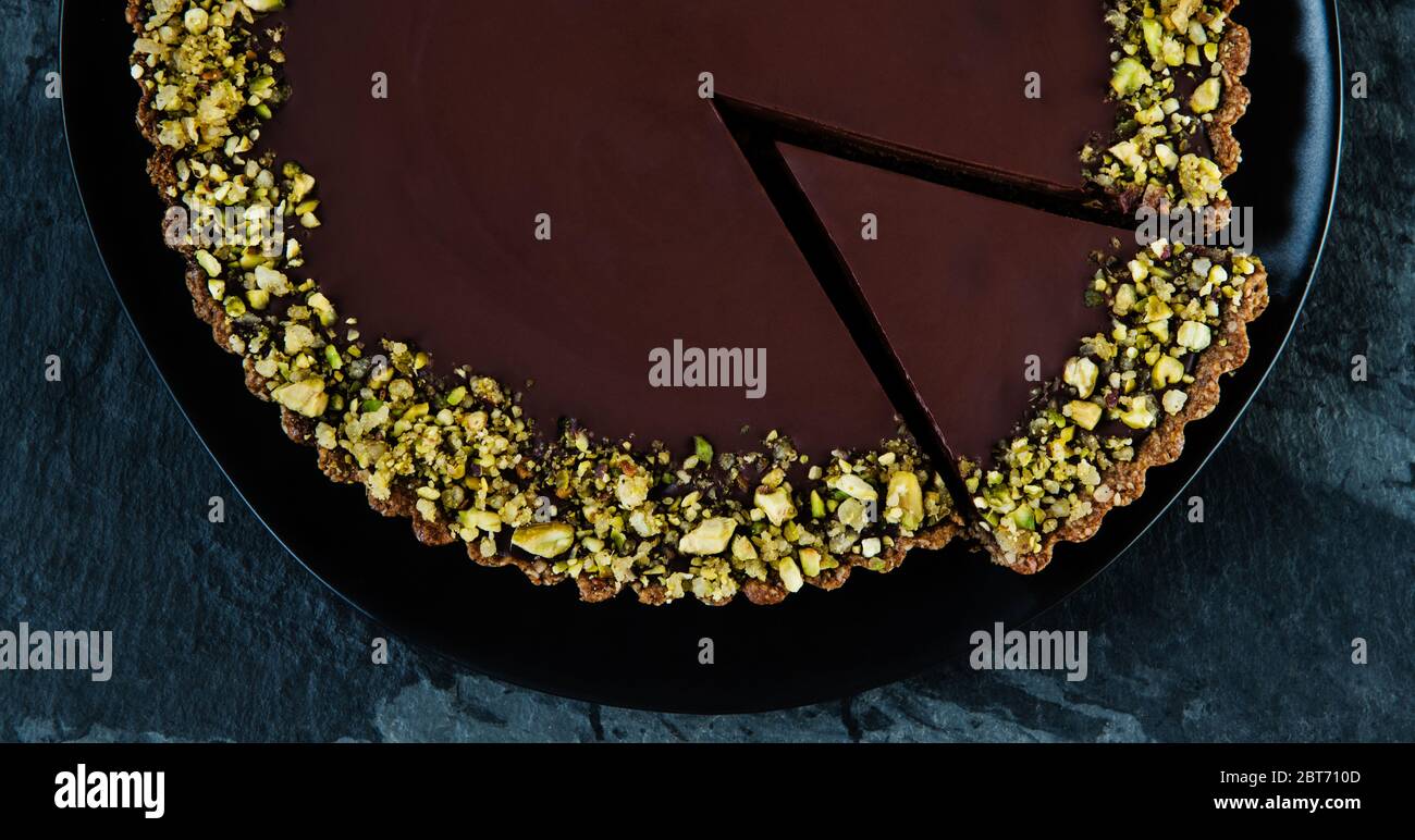 crostata di cioccolato fondente con guarnizione a pistacchio Foto Stock