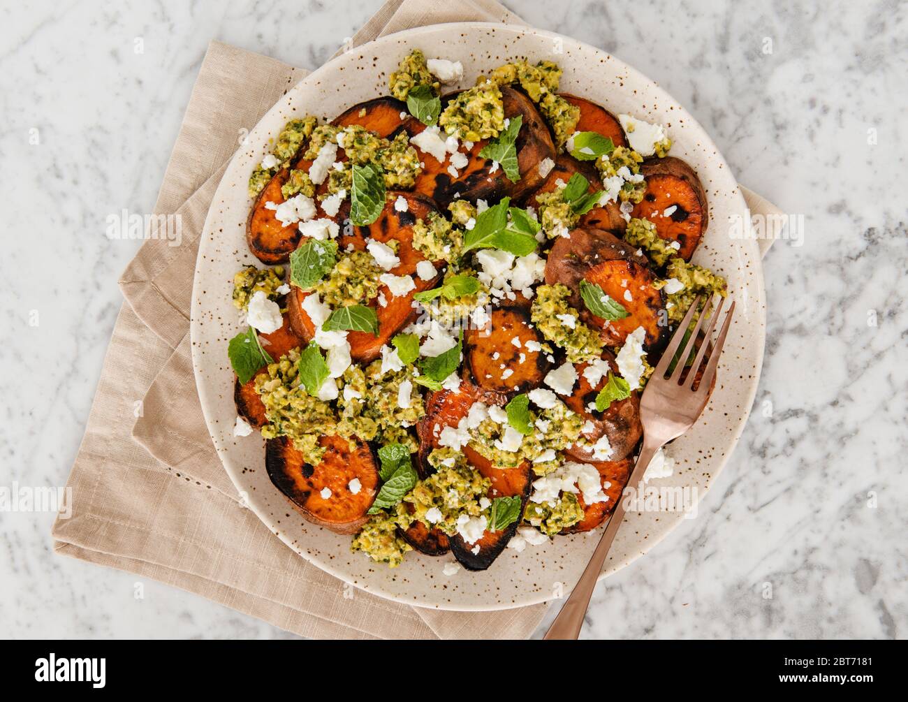 patate dolci con formaggio di capra, pesto e menta Foto Stock