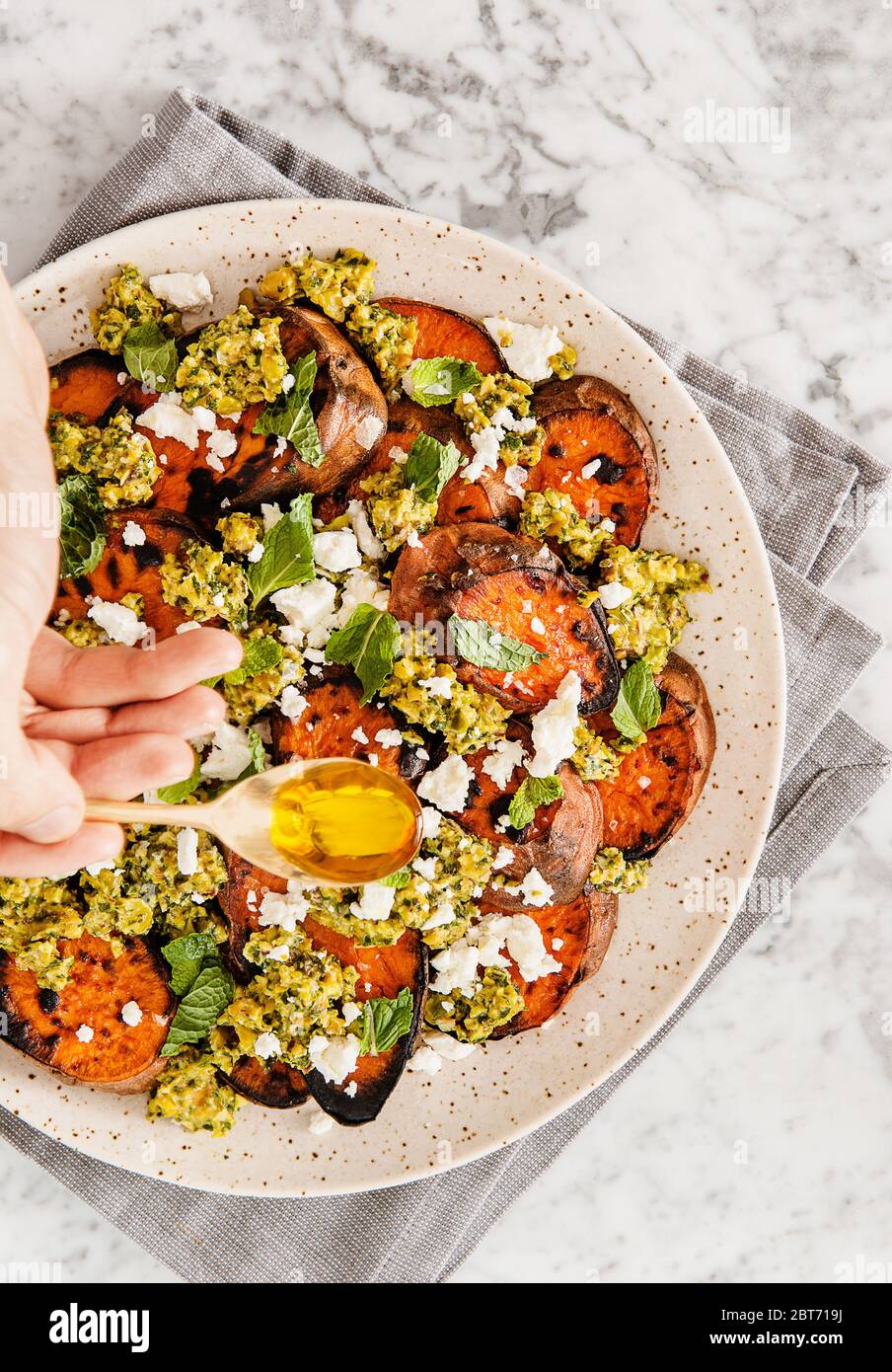 patate dolci con formaggio di capra, pesto e menta Foto Stock