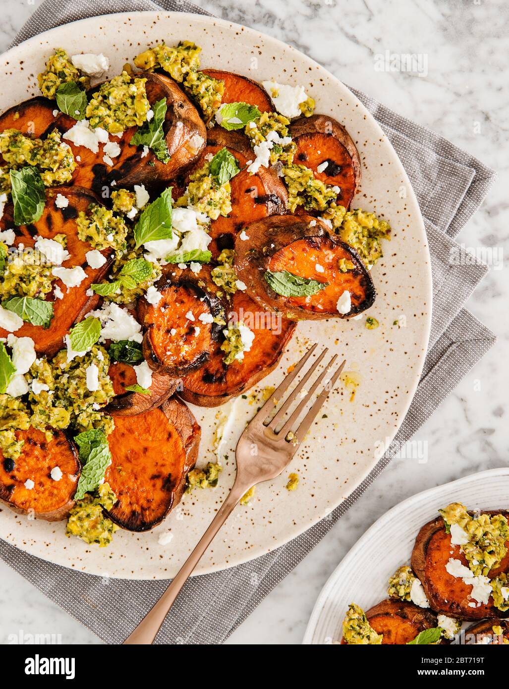 patate dolci con formaggio di capra, pesto e menta Foto Stock