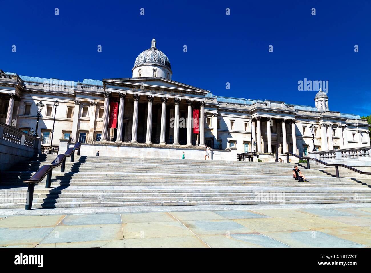 21 maggio 2020, Londra, Regno Unito - i gradini che portano alla National Gallery in Piazza Trafalgar quasi deserta e vuota durante il blocco pandemico di Coronavirus Foto Stock