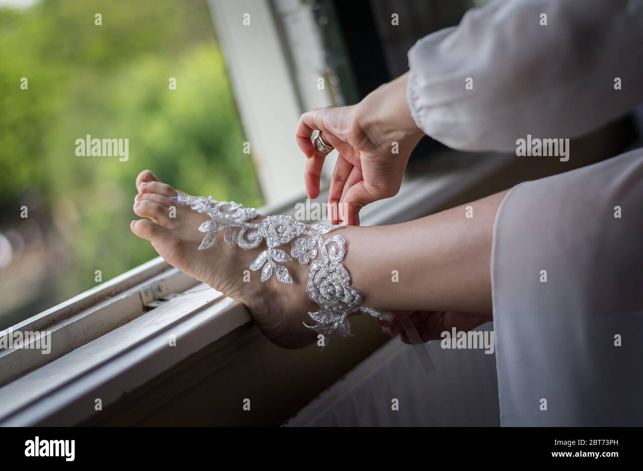Abito da sposa in pizzo con perline. Foto Stock