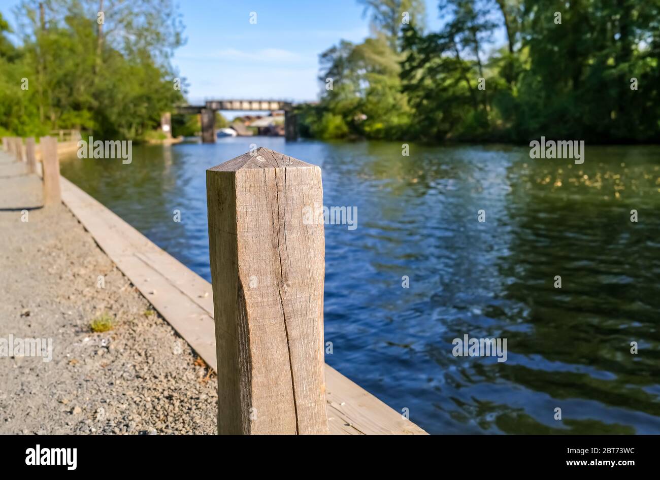 10 posto di ormeggio in legno presso il viadotto di Hoveton ormeggi di barche pubbliche sul fiume Bure nel cuore dei Norfolk Broads Foto Stock