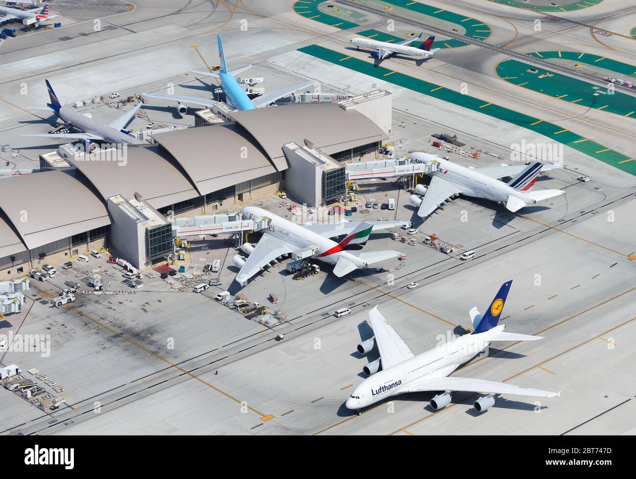 Più Airbus A380 di Lufthansa, Emirati, Air France e Korean Air insieme un terminal internazionale DI TBIT. Il più grande aereo commerciale A380-800. Foto Stock