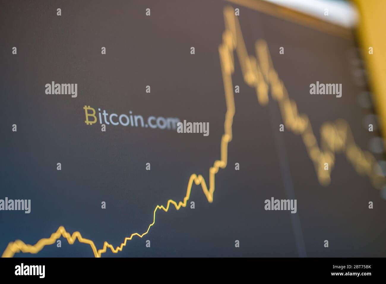10.18.2018 - Budapest concetto di crescita finanziaria con scala Bitcoins dorata sullo sfondo della carta forex. Foto (nuovo denaro virtuale) Foto Stock