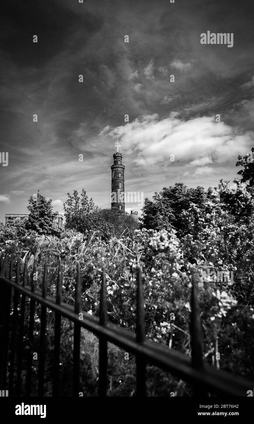 Vista del Monumento Nelson su Calton Hill, Edimburgo con ringhiere in bianco e nero Foto Stock