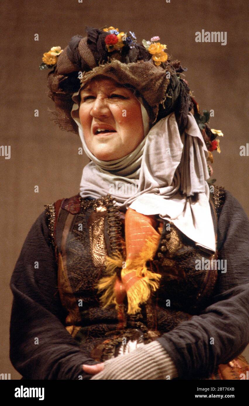 Patricia Routledge (Mistress quietly) in HENRY V di Shakespeare alla Royal Shakespeare Company (RSC), Royal Shakespeare Theatre, Stratford-upon-Avon, Inghilterra 22/03/1984 regista: Adrian Noble Foto Stock