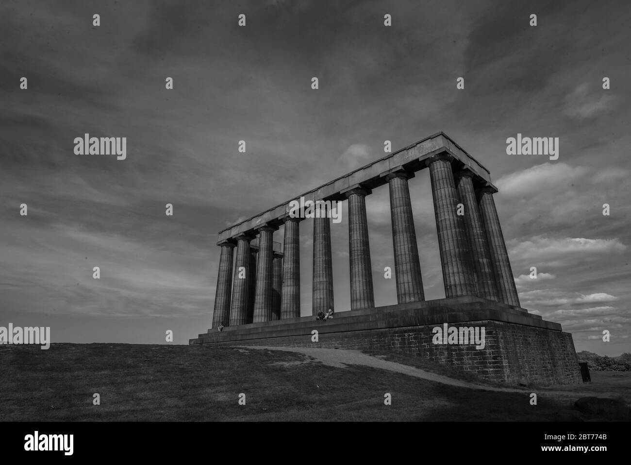 Scottish National Monument on Calton Hill, Edimburgo durante il blocco in bianco e nero Foto Stock