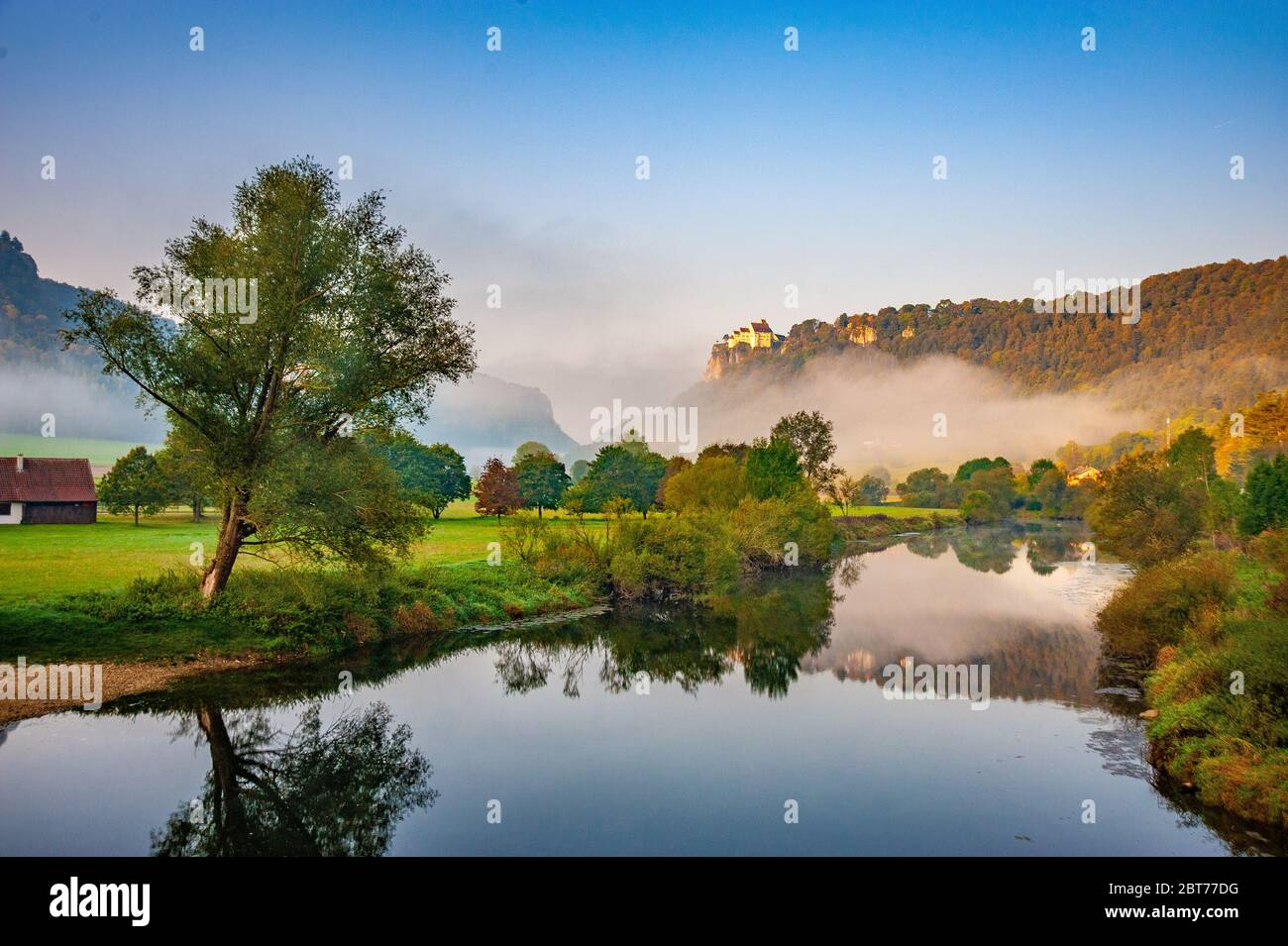 GERMANIA, VALLE DEL DANUBIO. Vista sul fiume verso il castello Werenwag seduta in alto su una scogliera Foto Stock