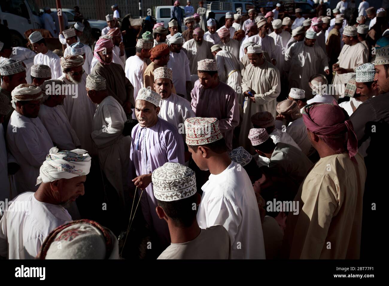 Nizwa, Oman, 24 aprile 2015 - l'asta della capra nel mercato del bestiame di Nizwa è uno dei grandi eventi che accade ogni venerdì Foto Stock