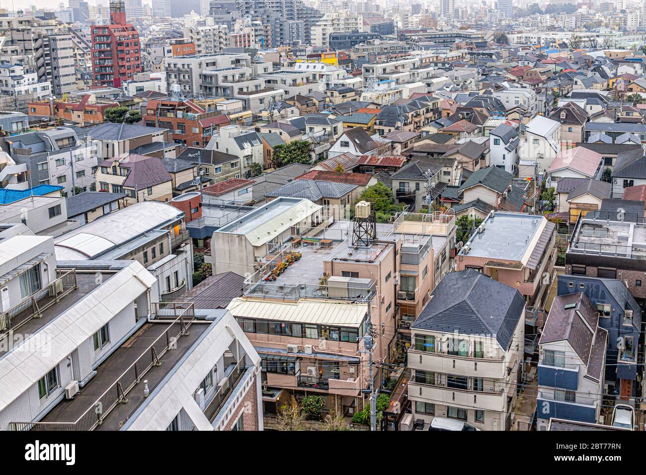 Shinjuku, Tokyo sopra vista skyline città con case appartamenti edifici zona residenziale e Toshima reparto in nuvoloso grigio giorno guardando verso il basso Foto Stock