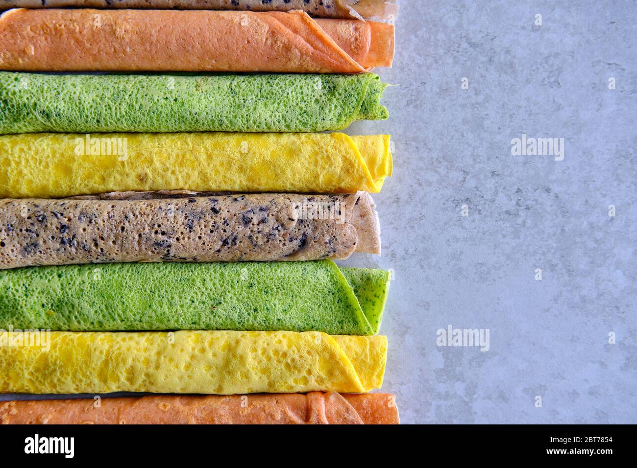 Frittelle di colore diverso. Spinaci, barbabietole in polvere, mirtillo e crepes curcuma. Foto Stock