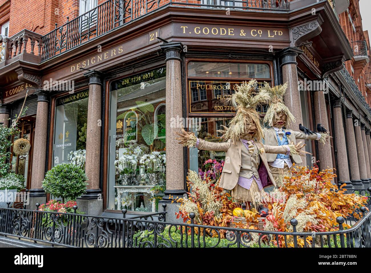 Mostra autunnale di caverelle fuori Thomas Goode & Co una cina, argenteria e negozio di vetro al 19 South Audley Street a Mayfair, Londra Foto Stock