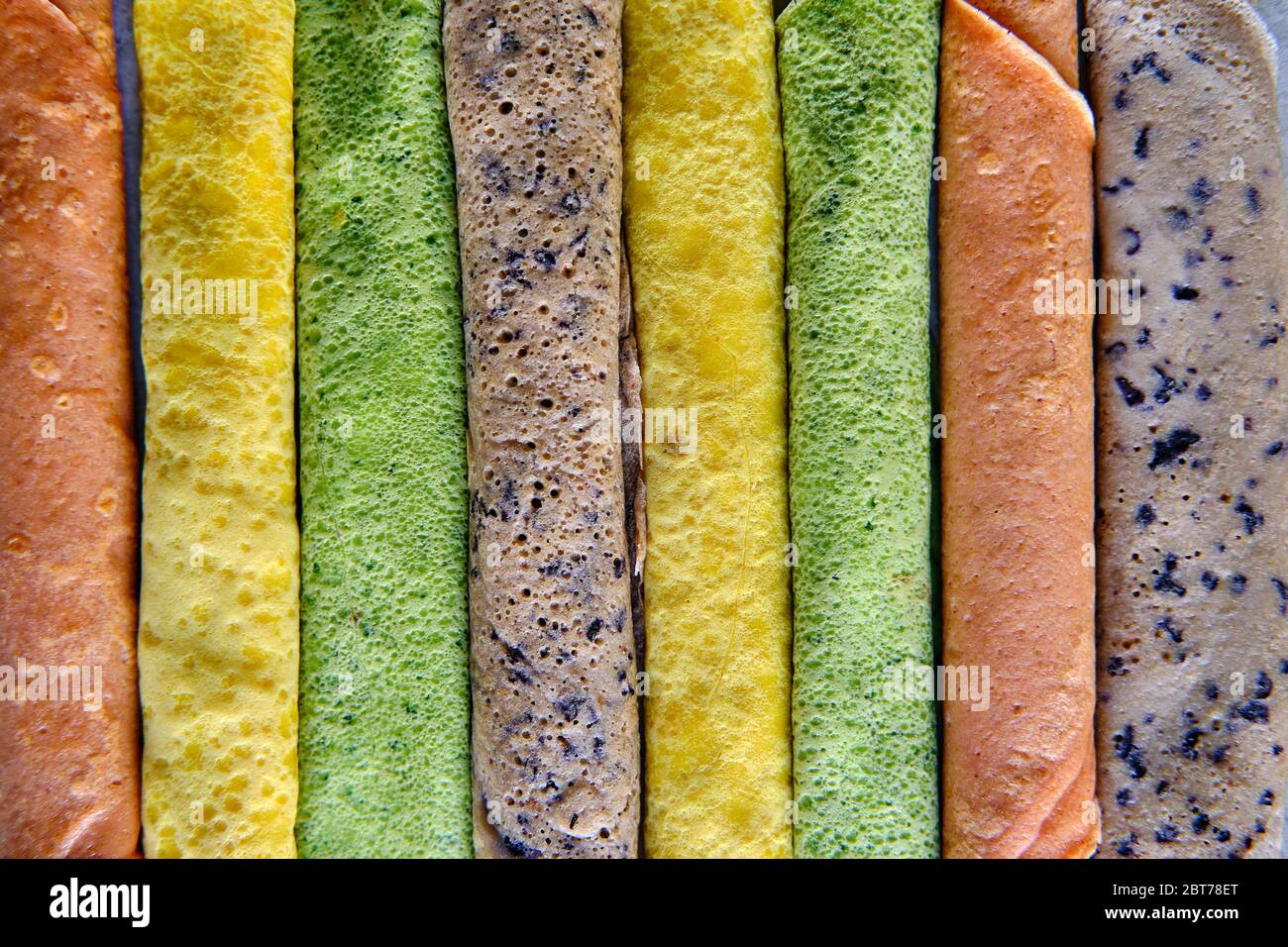 Frittelle di colore diverso. Spinaci, barbabietole in polvere, mirtillo e crepes curcuma. Foto Stock