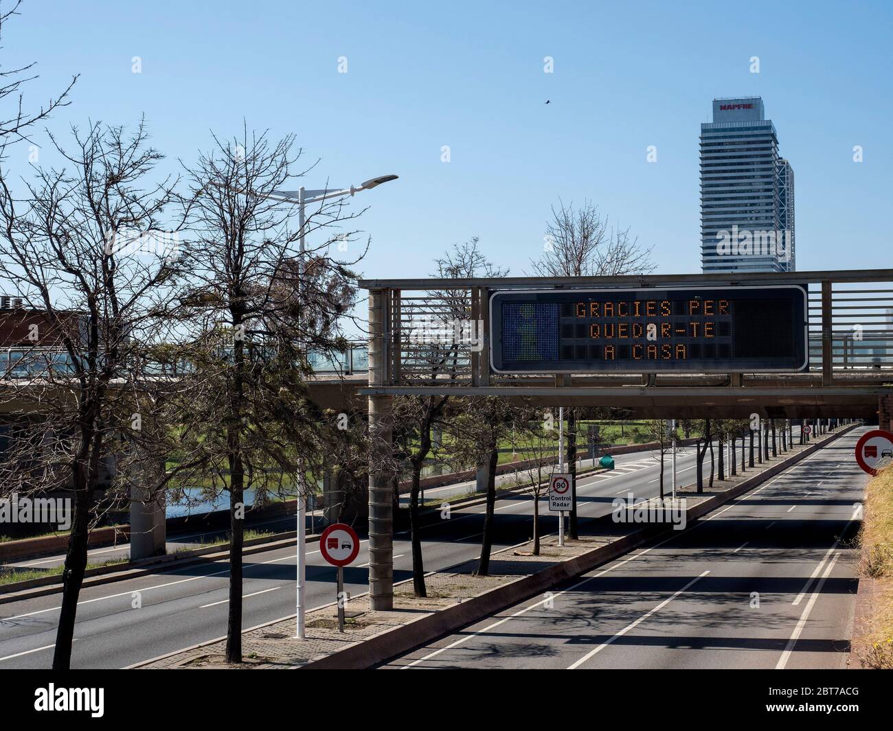 Cartello di transito 'Thank you for staying home' Ronda Litoral. Strade di Barcellona vuote durante lo stato di allarme per pandemia di coronavirus. Foto Stock