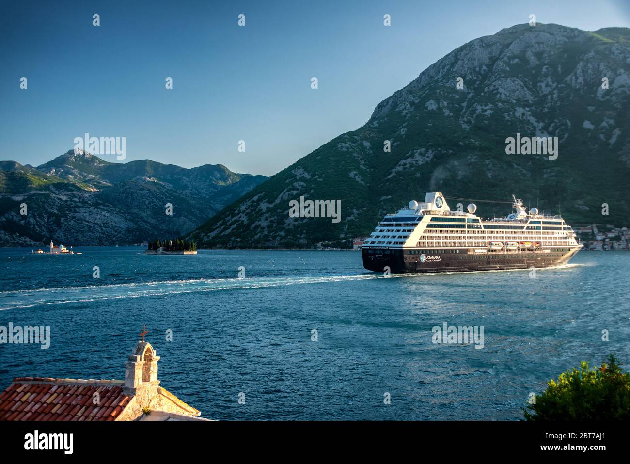Una nave da crociera che entra nella Baia di Kotor in Montenegro. La Baia di Cattaro è un importante punto di sosta per le navi da crociera che navigano sul mare Adriatico Foto Stock