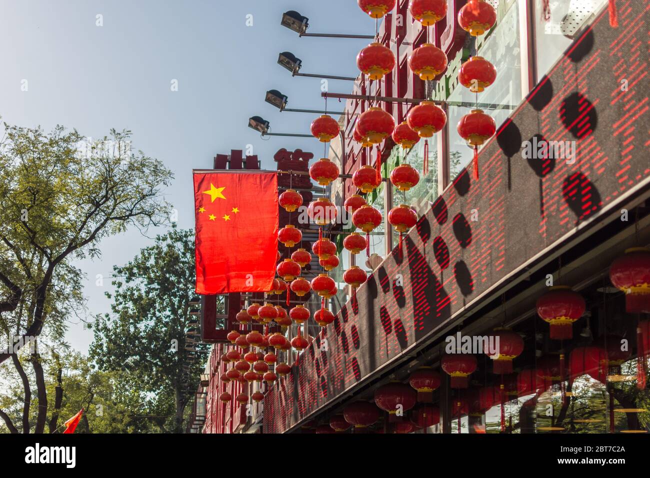 Pechino / Cina - 2 ottobre 2015: Bandiera nazionale della Repubblica popolare Cinese in via a Pechino, celebrando la festa nazionale, 1 ° di o Foto Stock