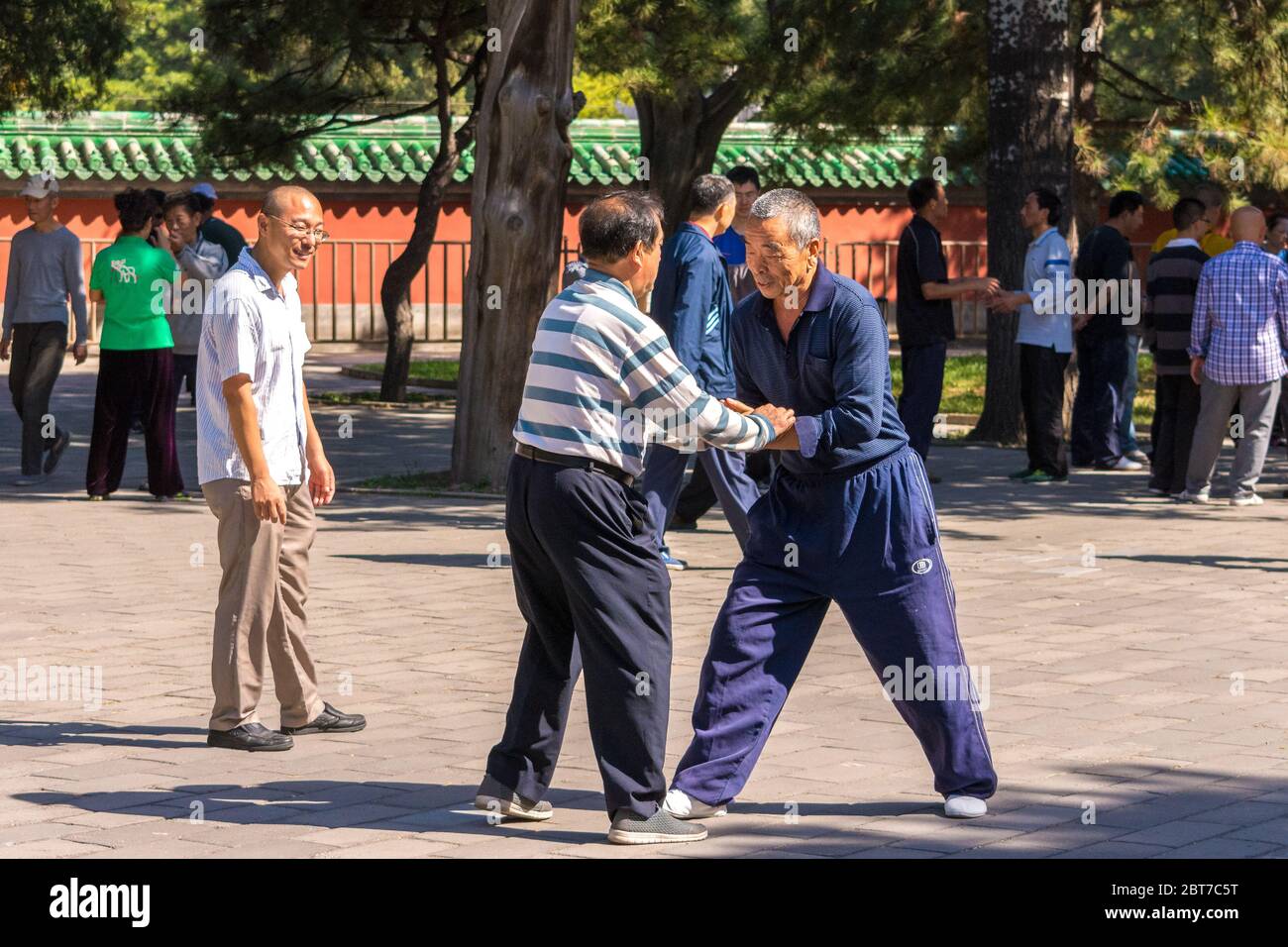 Pechino / Cina - 3 ottobre 2015: Anziani che praticano il kung fu nel parco Tuanjiehu di Pechino, Cina Foto Stock