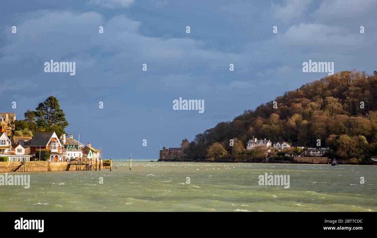 La foce del fiume Dart a Kingswear e Dartmouth con una tempesta invernale in avvicinamento, Devon, Inghilterra Foto Stock
