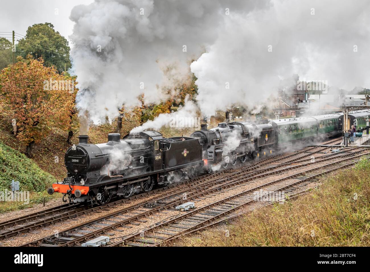 SR 'Q' 0-6-0 N. 30541 e BR '5MT' 4-6-0 N. 73087 partono dalla stazione di Horsted Keynes sulla ferrovia Bluebell durante il loro gala a vapore d'autunno Foto Stock