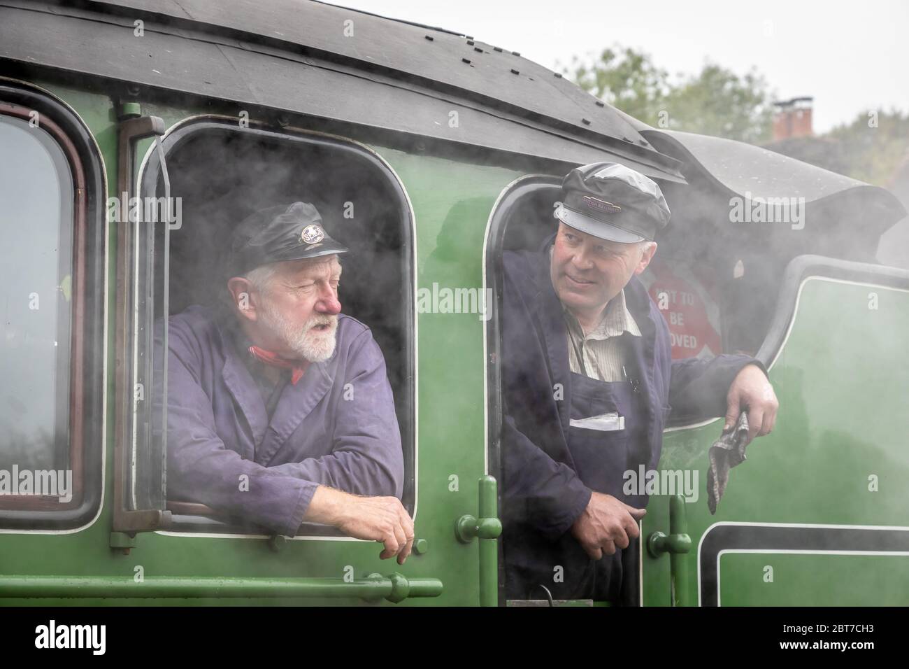 L'equipaggio di BR 'B1' 4-6-0 No. 61306 'Mayflower' attende alla stazione di Horsted Keynes sulla Ferrovia Bluebell durante il loro gala a vapore d'autunno Foto Stock