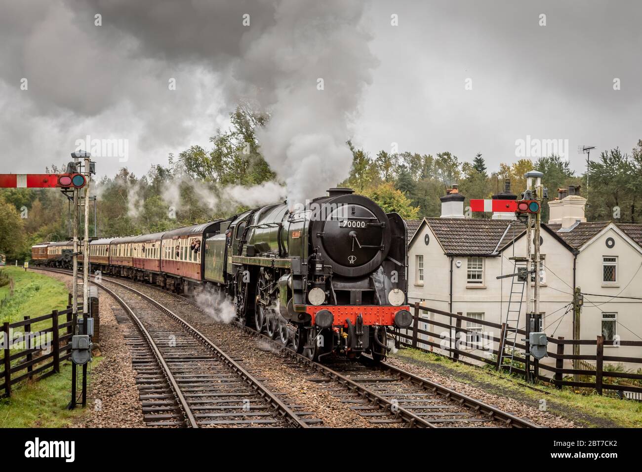BR '7MT' 4-6-2 No. 70000 'Britannia' arriva a Kingscote sulla Bluebell Railway durante il loro gala a vapore d'autunno Foto Stock