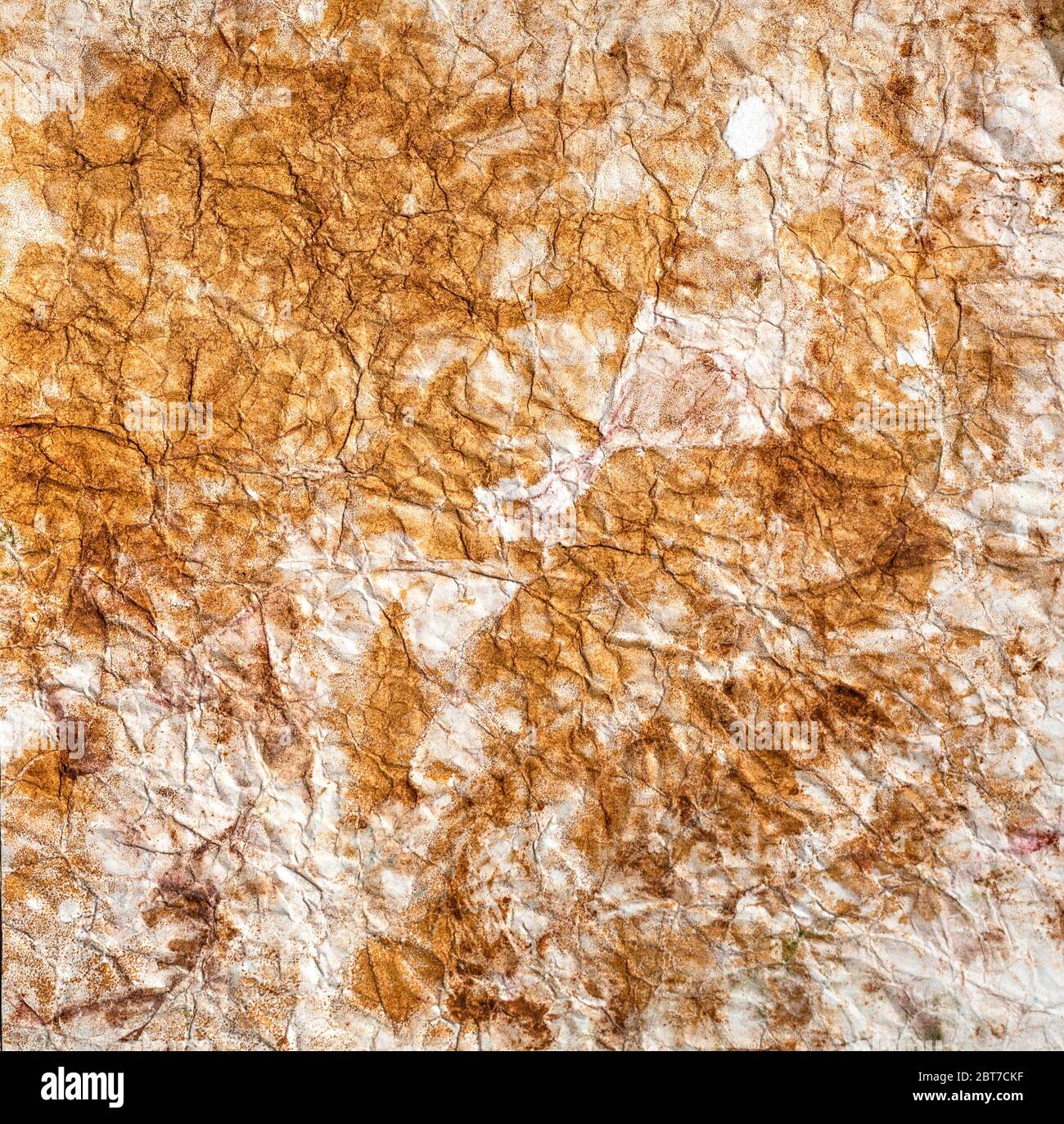 Primo piano fotografia di una pittura astratta, grugnosa e dipinta a mano su carta. Foto Stock