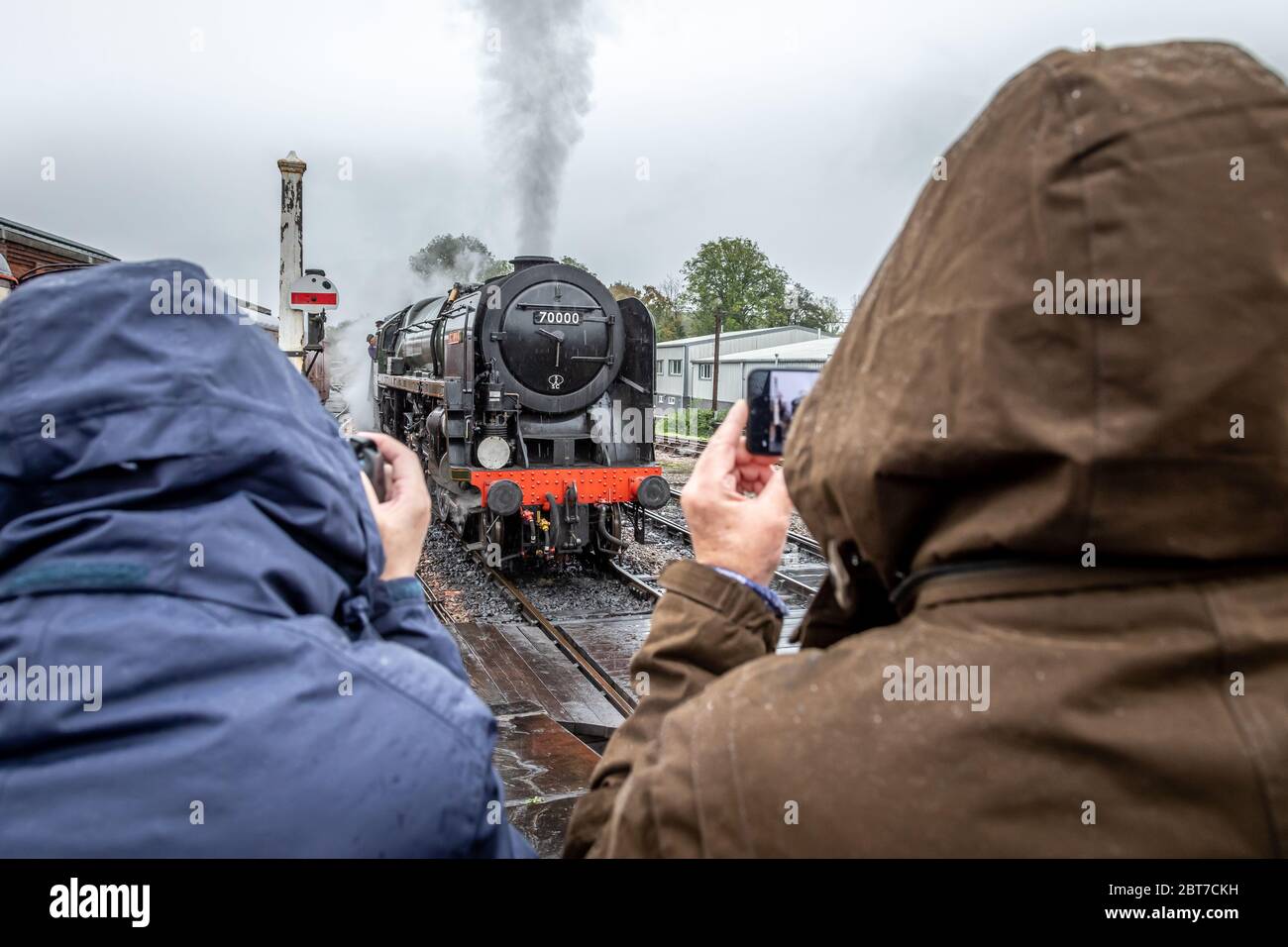 BR '7MT' Pacific 4-6-2 No. 70000 'Britannia, Sheffeild Park sulla ferrovia Bluebell durante il loro gala a vapore autunnale Foto Stock