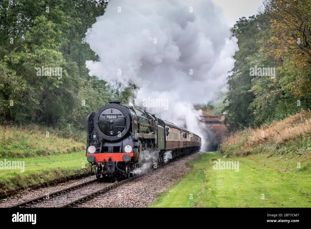 BR '7MT' Pacific 4-6-2 No. 70000 'Britannia' passa West Hoathly sulla Bluebell Railway durante il loro gala a vapore autunnale Foto Stock