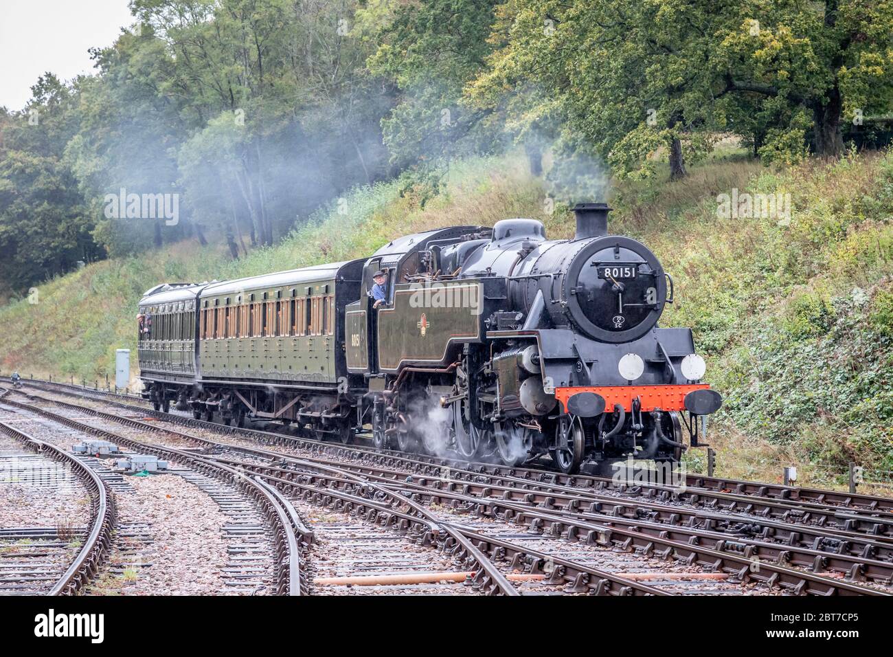 BR '4MT' 2-6-4T n° 80151 arriva alla stazione di Horsted Keynes sulla Bluebell Railway durante il loro gala a vapore d'autunno Foto Stock
