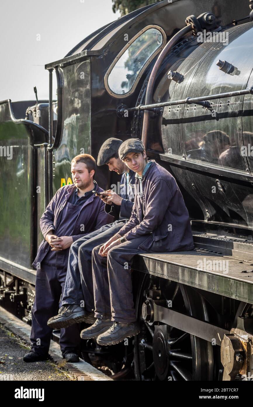 L'equipaggio di SR '15' 4-6-0 n° 506 attende a Medstead e alla stazione Four Marks sulla Mid-Hants Railway durante il loro gala a vapore autunnale Foto Stock